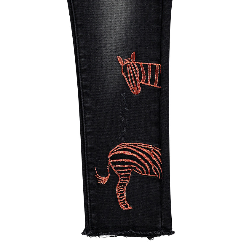 Jeans skinny effet used avec zèbre brodé 