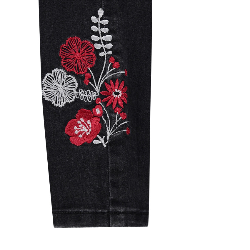 Jeans stretch coupe slim avec fleurs et frises brodées 