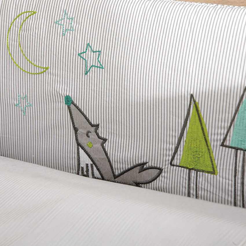 Tour de lit avec motifs brodés  