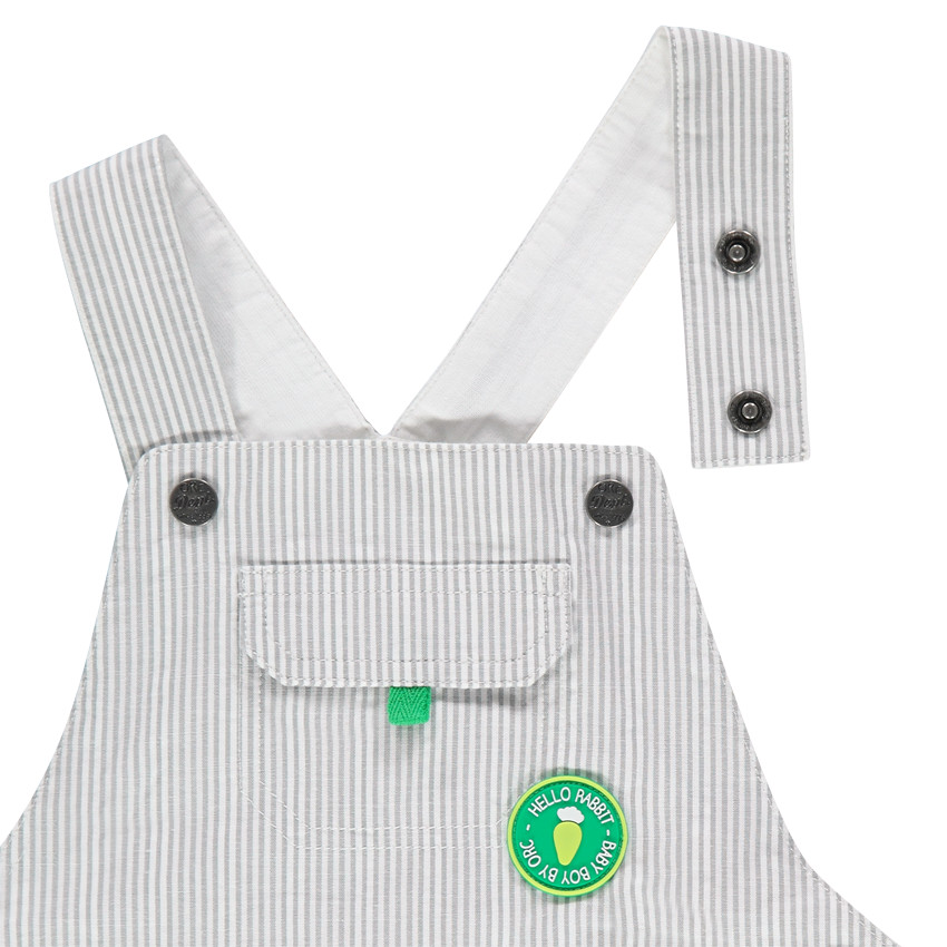 Salopette short rayée avec badge en gomme  