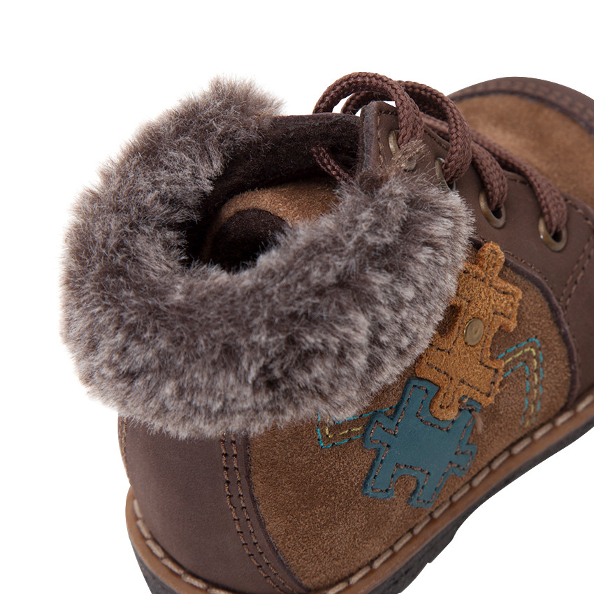 Bottillons en cuir suédé avec col fausse en fourrure 