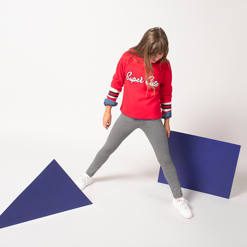 Junior - Sweat à capuche rouge avec inscription en bouclette 