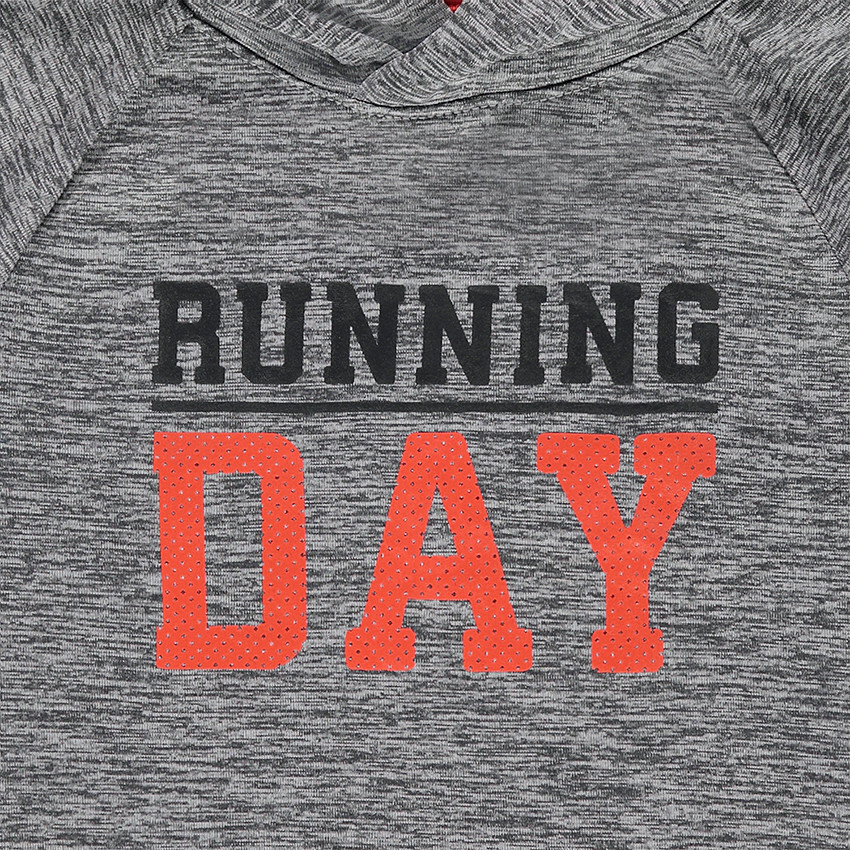 Tee-shirt manches courtes à capuche avec inscription effet mesh sur le devant 