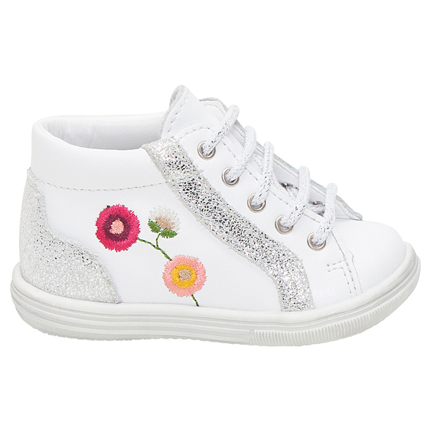 Bottillons en cuir avec empiècements argentés et fleurs brodées 