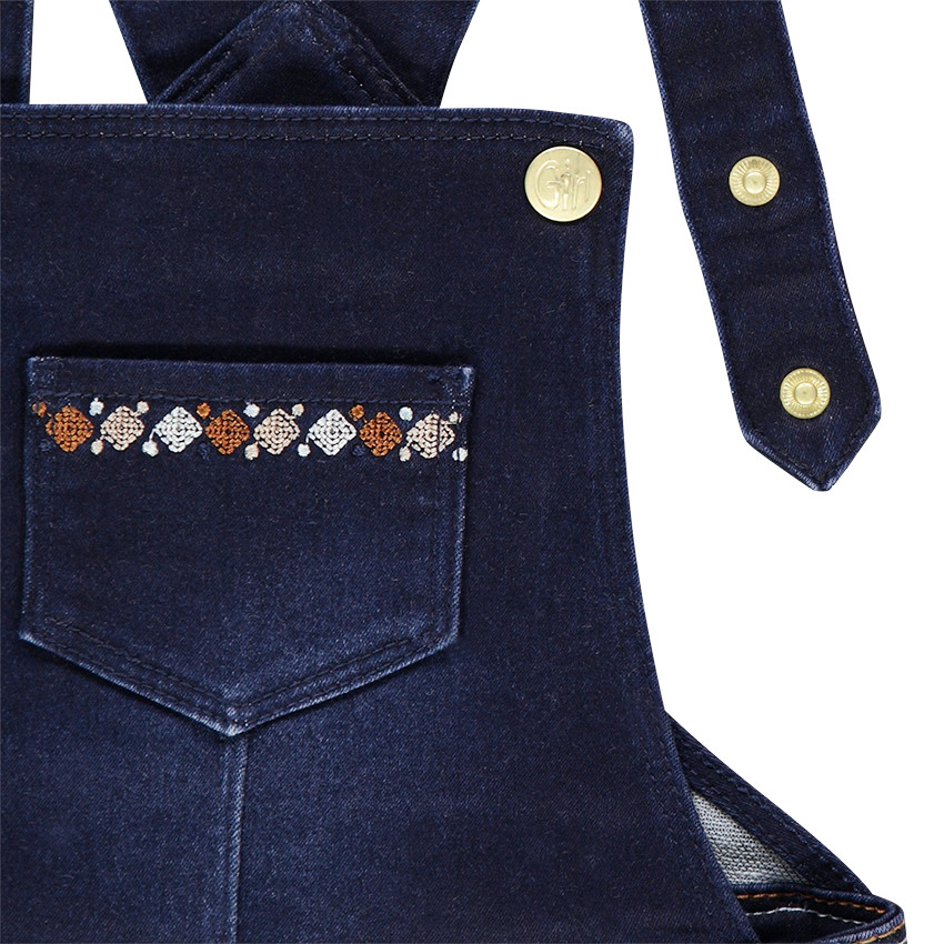 Salopette courte en jeans avec frises brodées style ethnique 