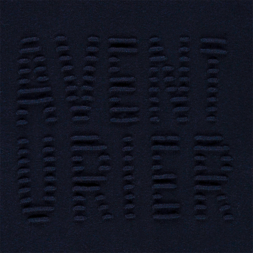 Pull en tricot à bandes et inscription en relief 