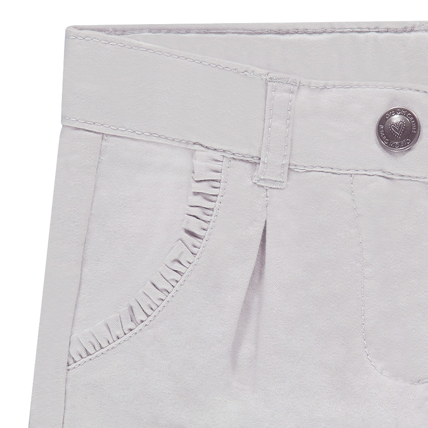 Short en twill avec volants sur les poches 