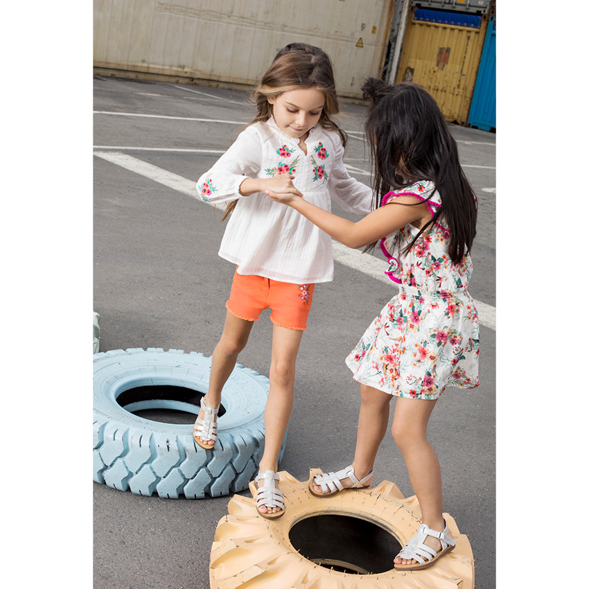 Short effet used avec fleurs brodées et finition frangée 