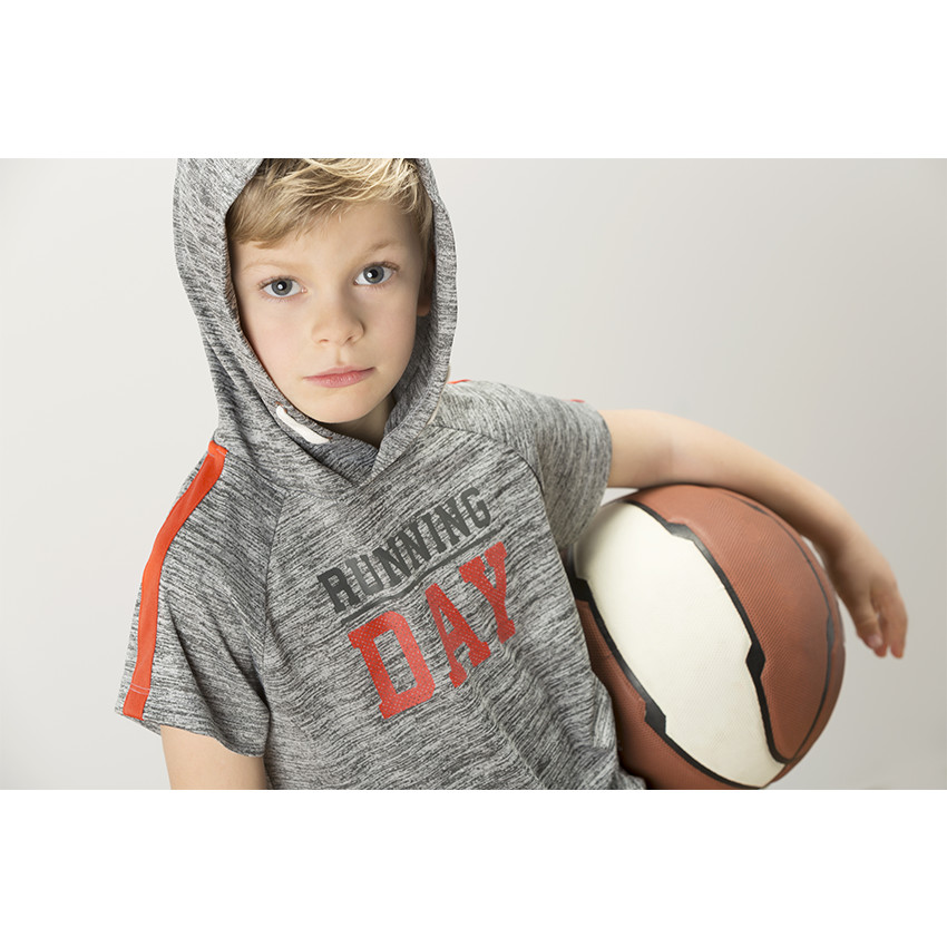 Tee-shirt manches courtes à capuche avec inscription effet mesh sur le devant 