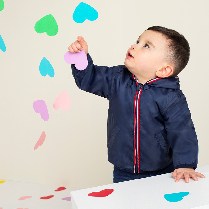 Coupe-vent à capuche avec doublure à rayures et requins 