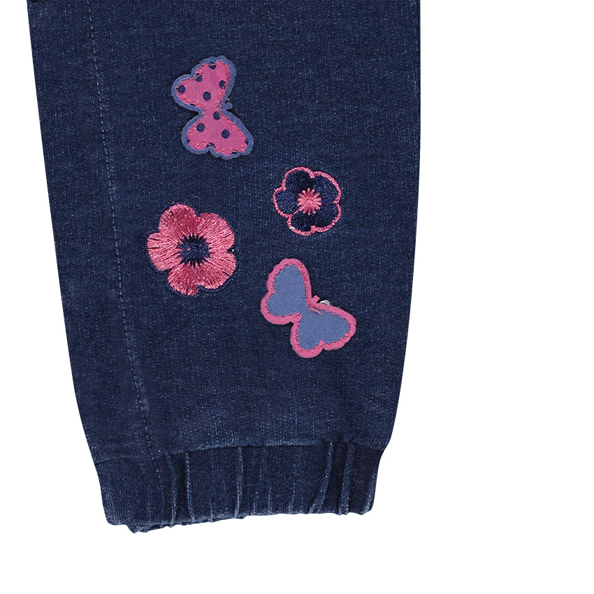 Salopette longue en molleton effet jeans avec motifs brodés 