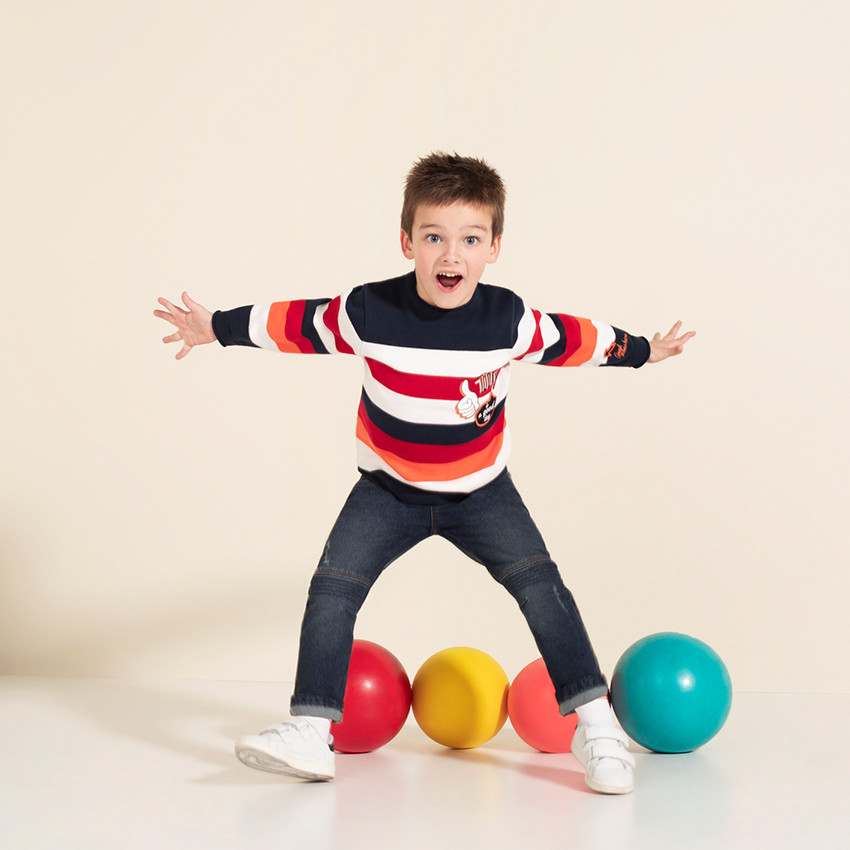 Pull en tricot rayé avec prints et patchs  