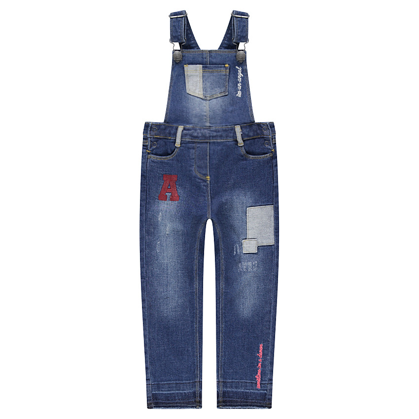 Salopette en jeans effet used avec badges fantaisie et broderies 