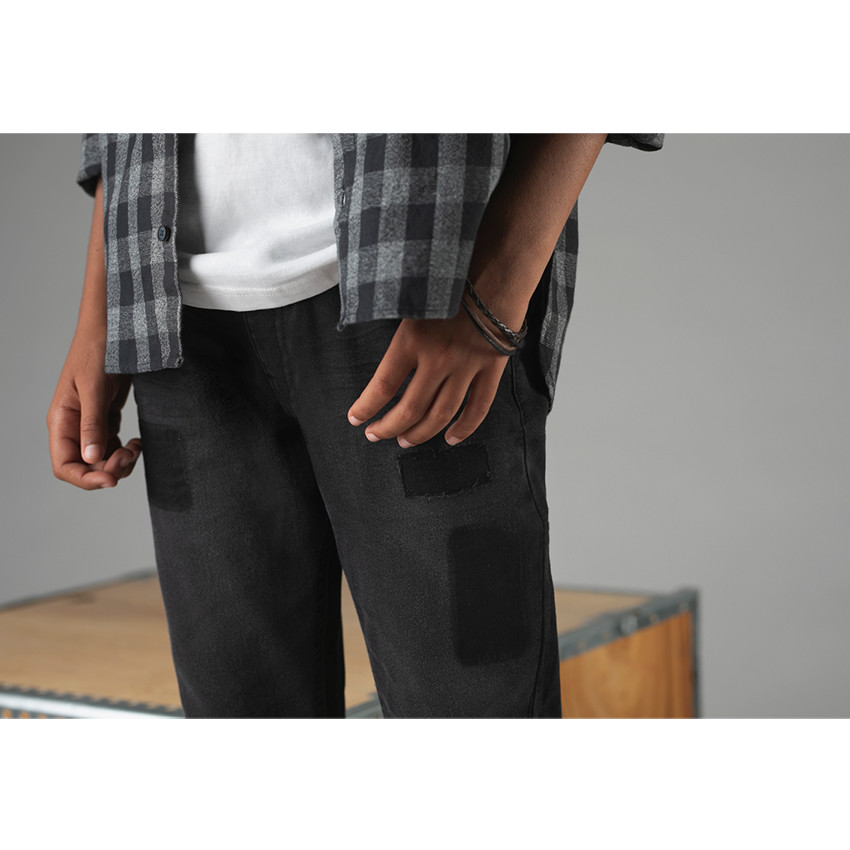 Jeans effet used et crinkle avec ombres de patchs 