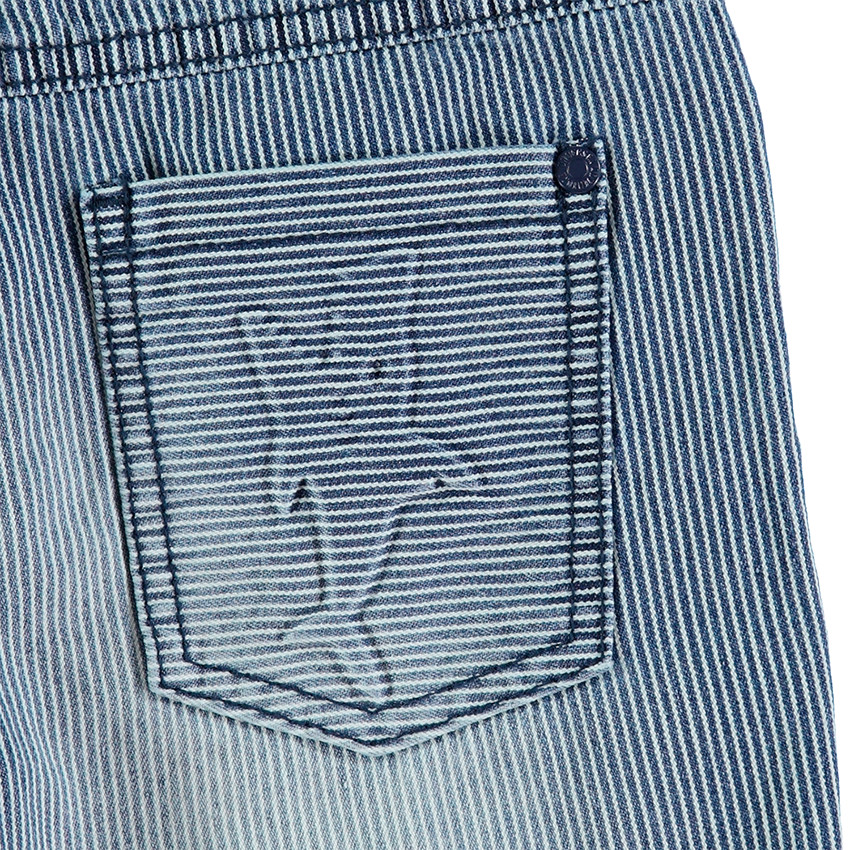 Pantalon en coton à fines rayures et requin en relief 
