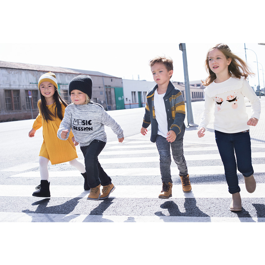 Jeans en denim like effet used avec badge guitare 