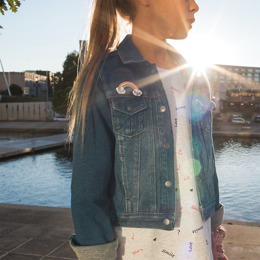 Robe en molleton avec manches volantées et mot printé 