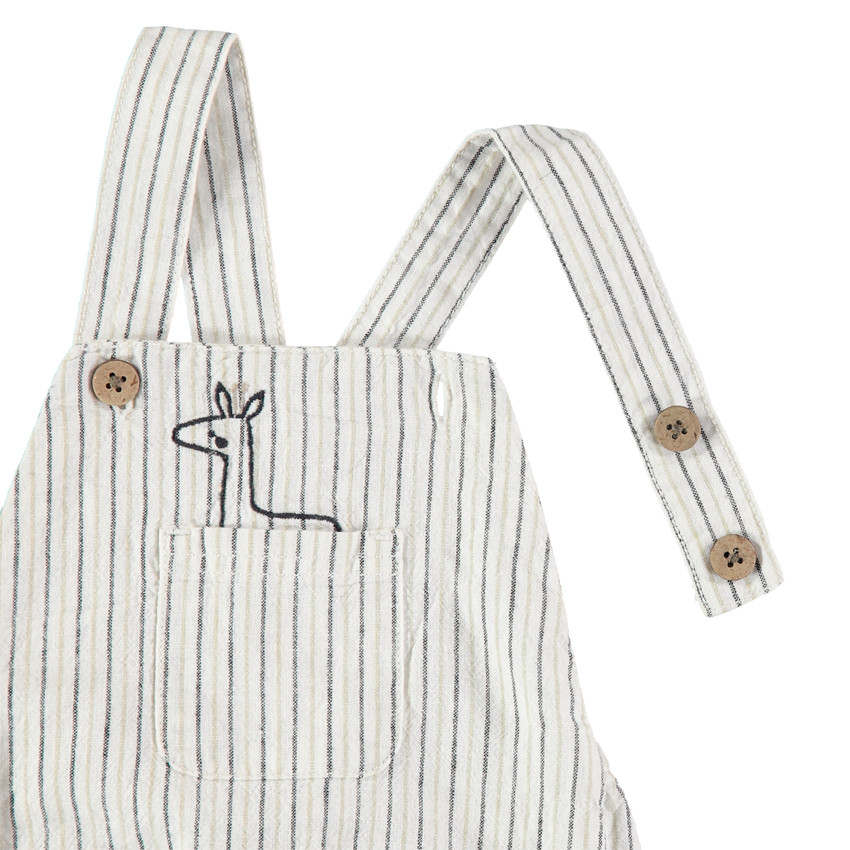 Ensemble avec salopette rayée et t-shirt pressionné 