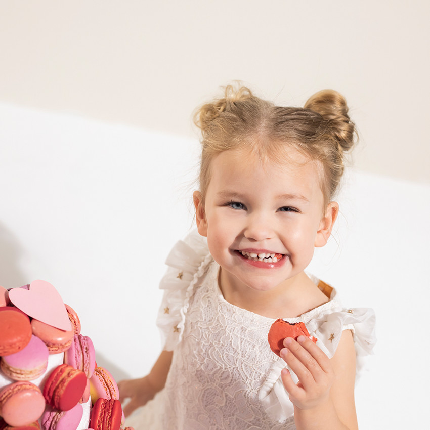 Robe de cérémonie blanche en dentelle avec manches volantées 