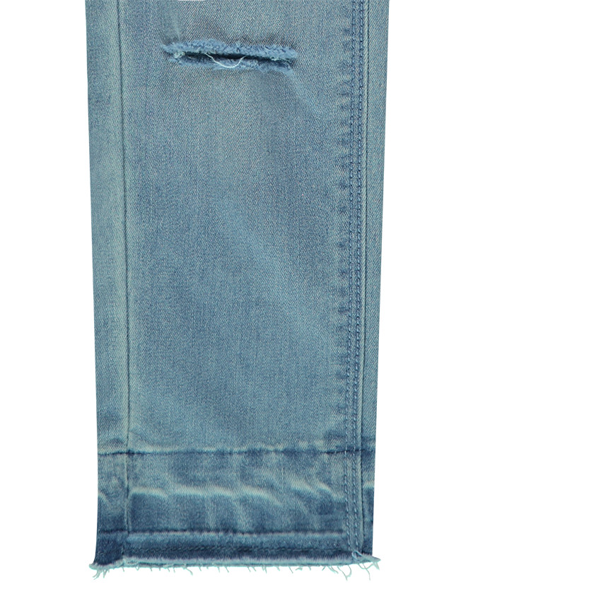 Jeans effet used avec déchirures sur les jambes 