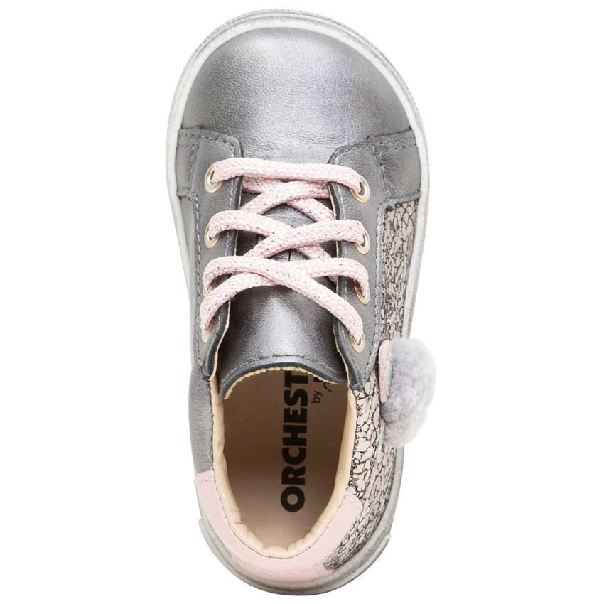 Bottillons en cuir argenté à lacets et pompon sur le côté 