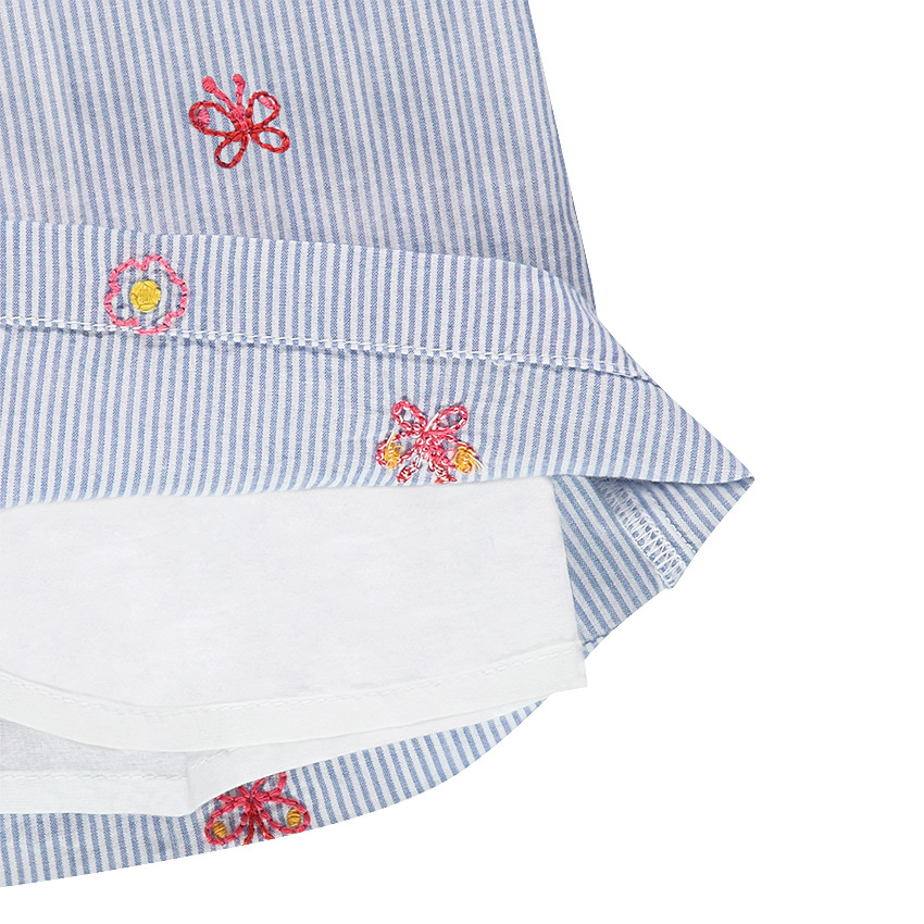 Robe manches courtes style chemise à fines rayures et motifs brodés 