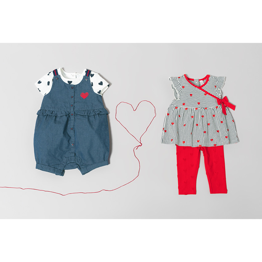 Combinaison courte en chambray avec volants et coeur printé 