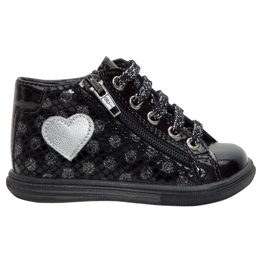 Bottillons vernis en cuir reliéfé avec patch coeur argenté 
