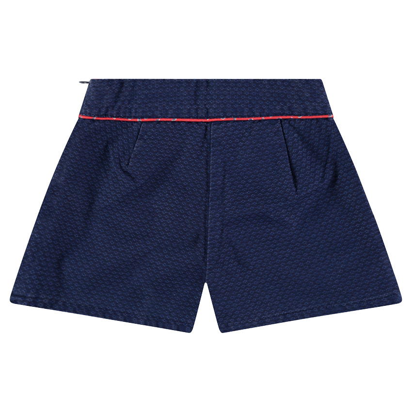 Short en faux-uni avec badge à franges et touches de rouge 