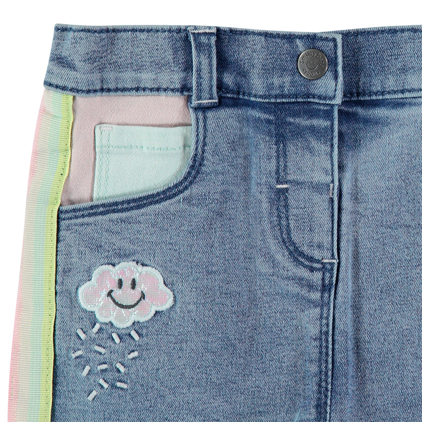 Short en jean effet used à bandes contrastées et Badges Smiley 