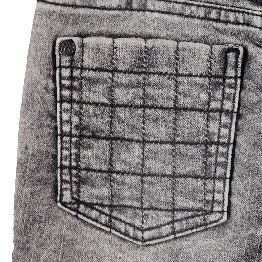 Jeans effet used avec jeux de surpiqûres et découpes 