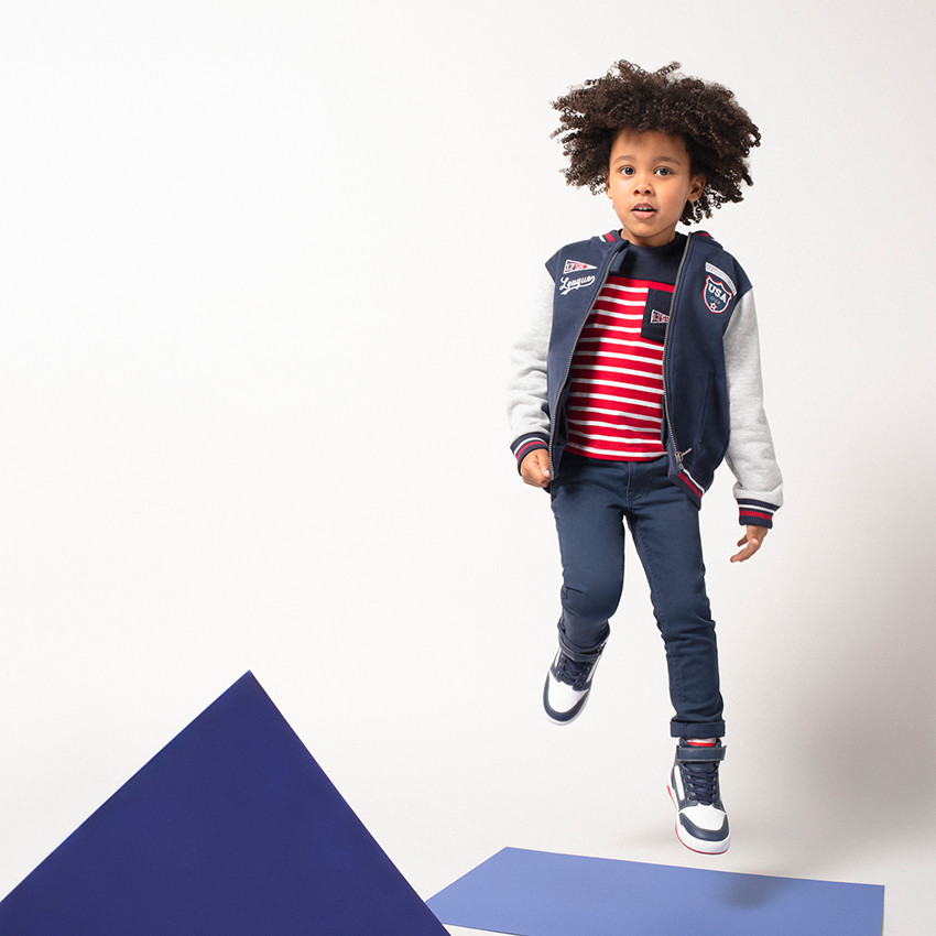 Teddy en molleton bicolore avec badges et broderies 