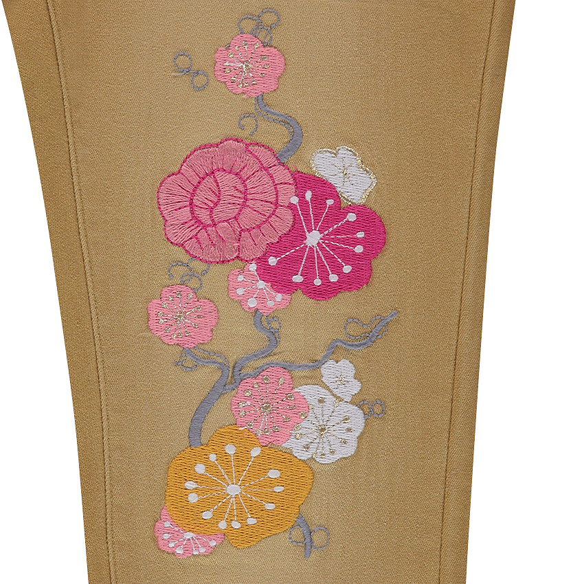 Jeans effet used et crinkle avec fleurs brodées 