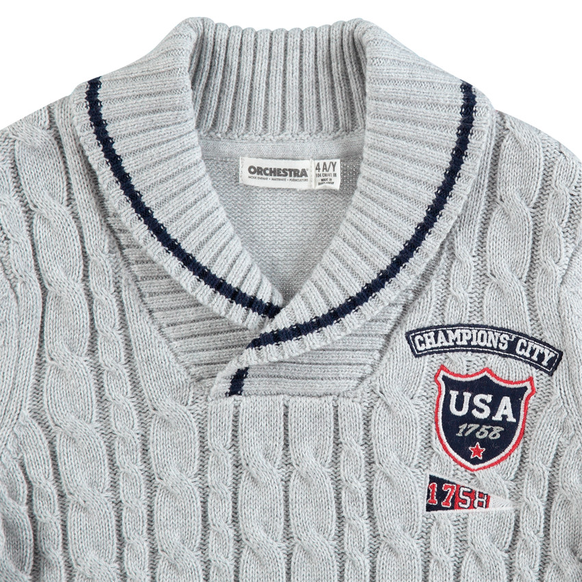 Pull torsadé en tricot avec badge brodé et bandes contrastées 