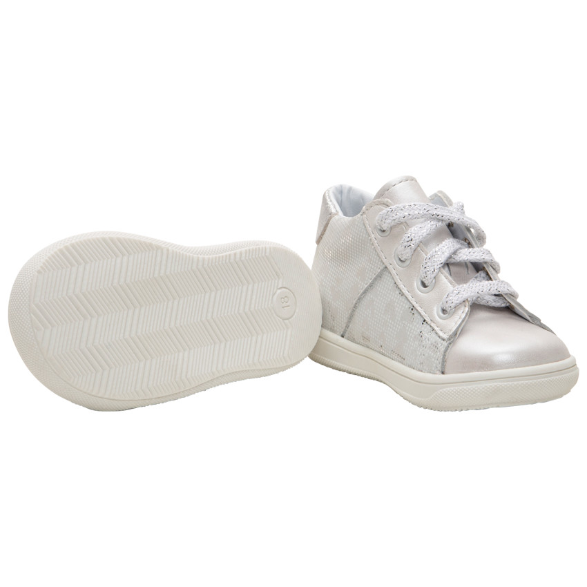 Bottillons irisés à motifs argentés et lacets  