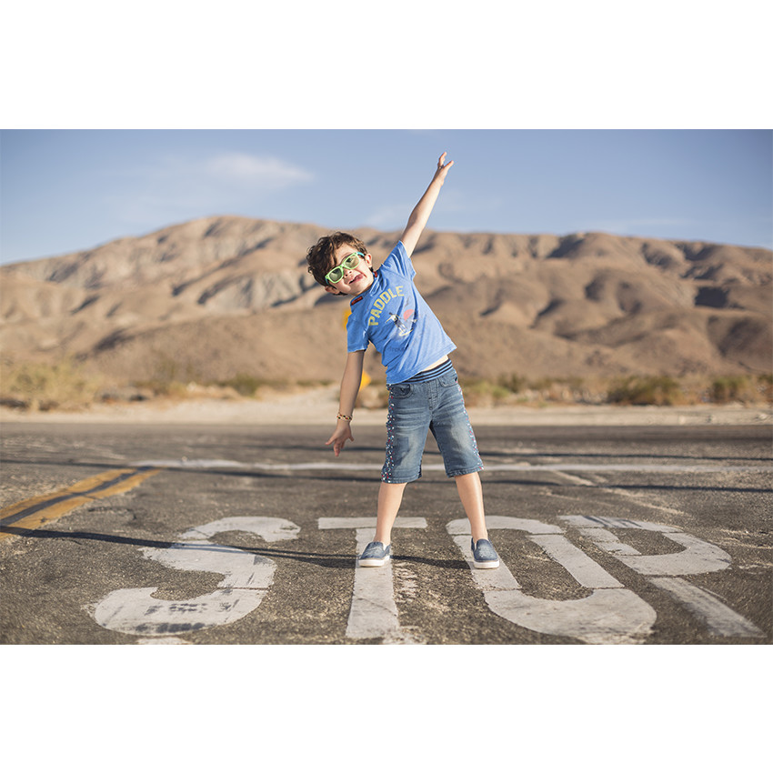 Bermuda en molleton effet jeans used avec taches colorées 