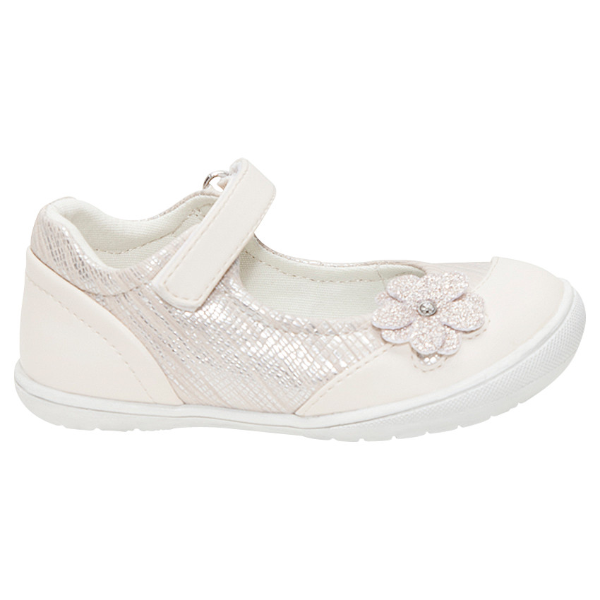 Parelmoer zomerschoenen met bloem met reliëf 