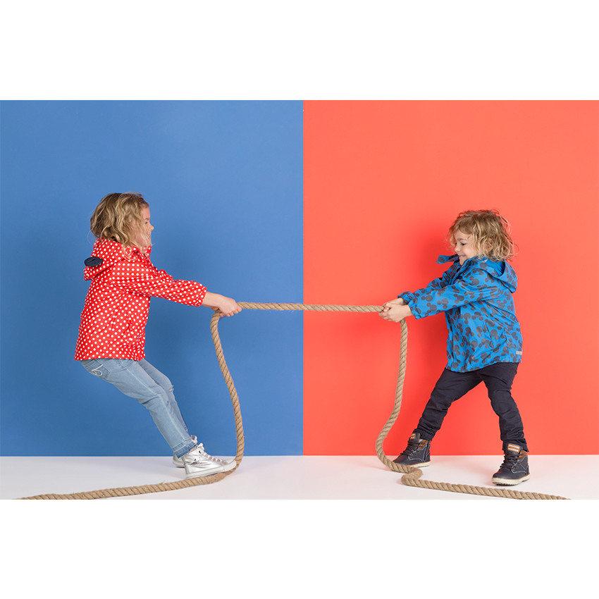 Jeans effet used avec déchirures sur les jambes 