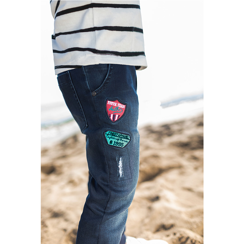 Jeans en molleton effet denim used avec badges 