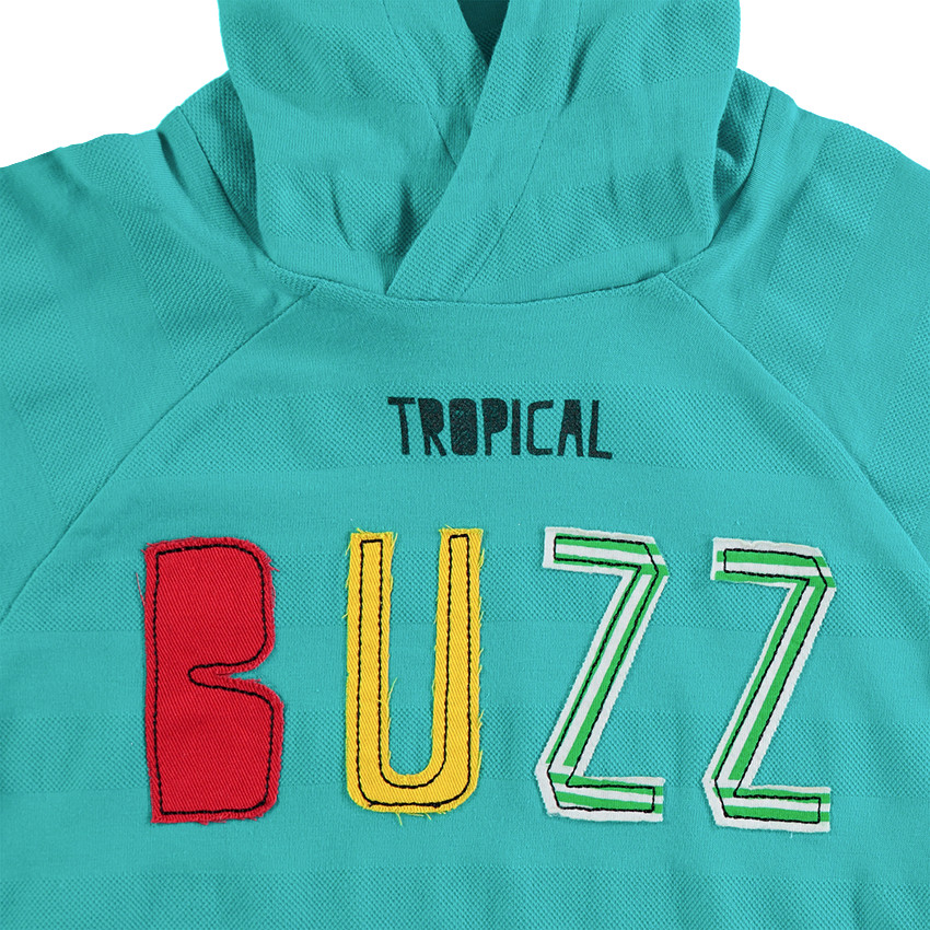 Tee-shirt manches courtes à capuche avec inscription patchée et poche 