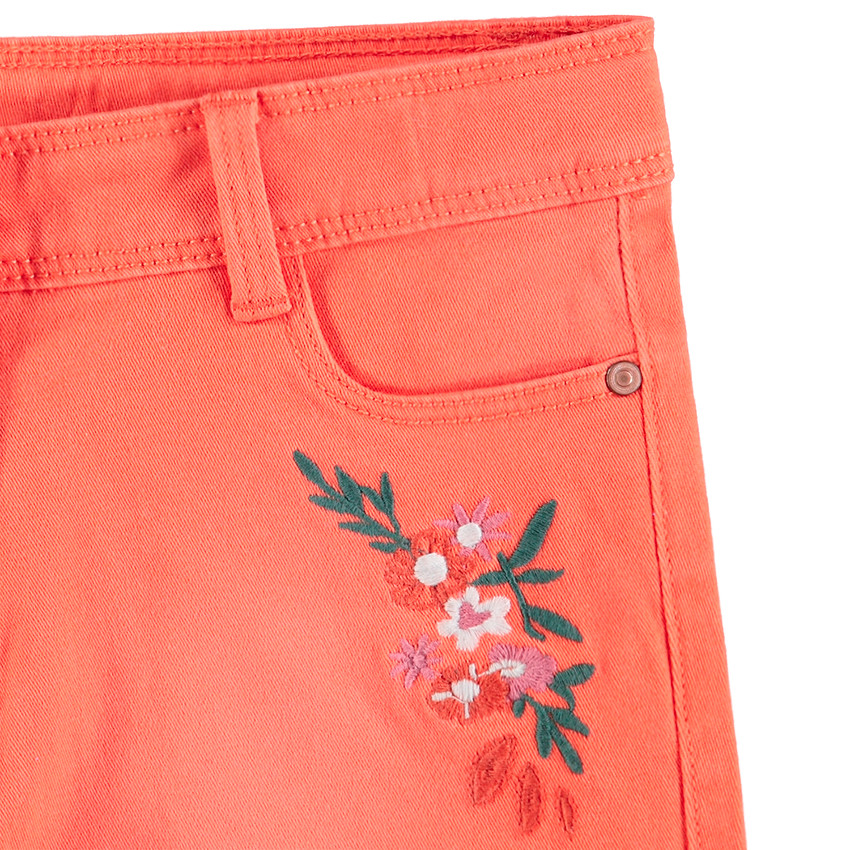 Short effet used avec fleurs brodées et finition frangée 