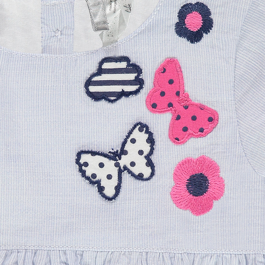 Robe manches courtes avec motifs brodés et galons contrastés 