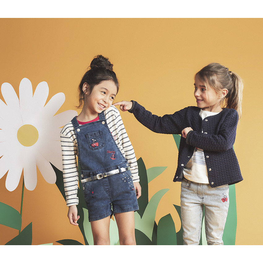 Salopette courte en jean effet used à broderies 