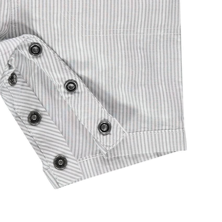 Salopette short rayée avec badge en gomme  