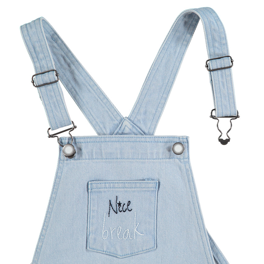 Salopette-short en jeans effet used avec rivets fantaisie 