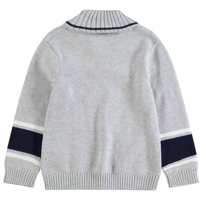 Pull torsadé en tricot avec badge brodé et bandes contrastées 