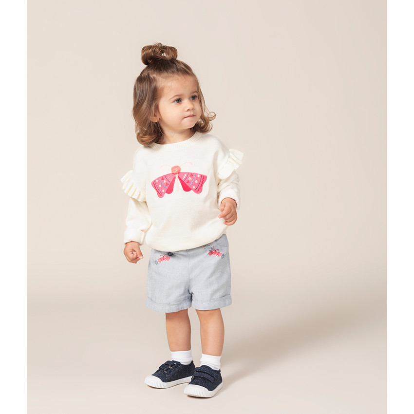 Pull en tricot fin à emmanchures volantées et papillon brodé 