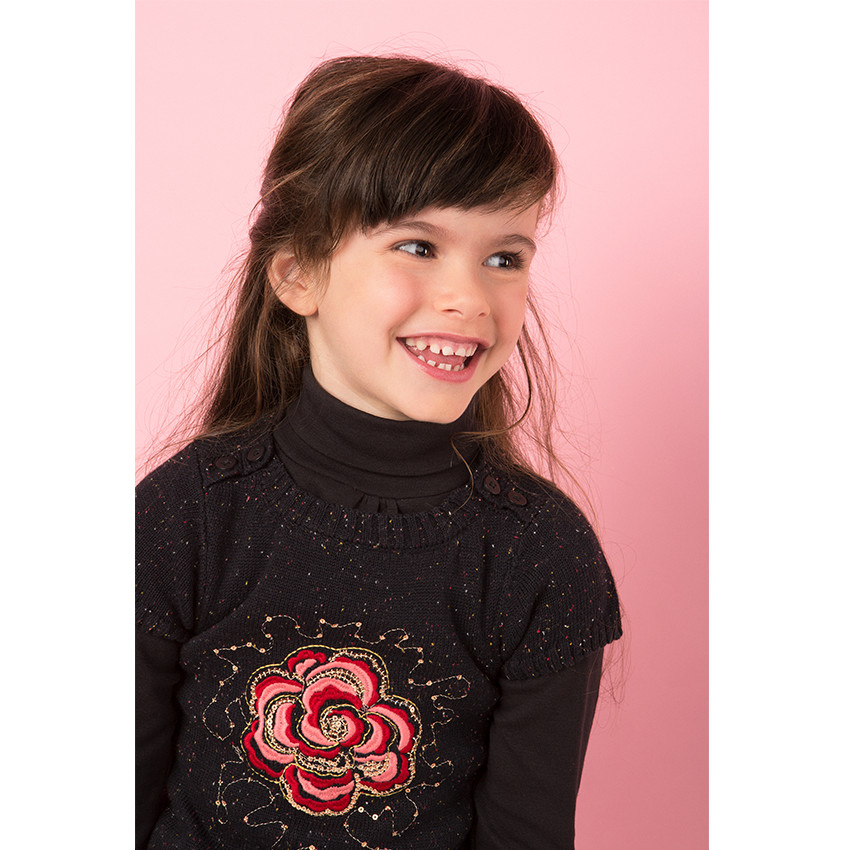 Robe manches courtes en tricot avec fleur brodée 