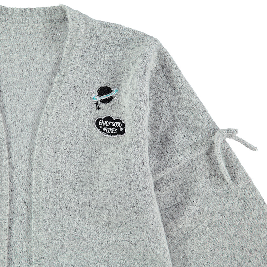 Junior - Gilet en tricot chiné avec badges et nouettes 