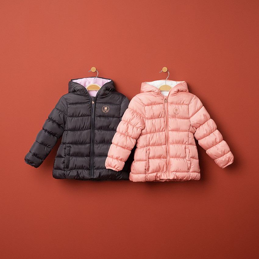 Doudoune matelassée doublée micropolaire à capuche et logo printé 